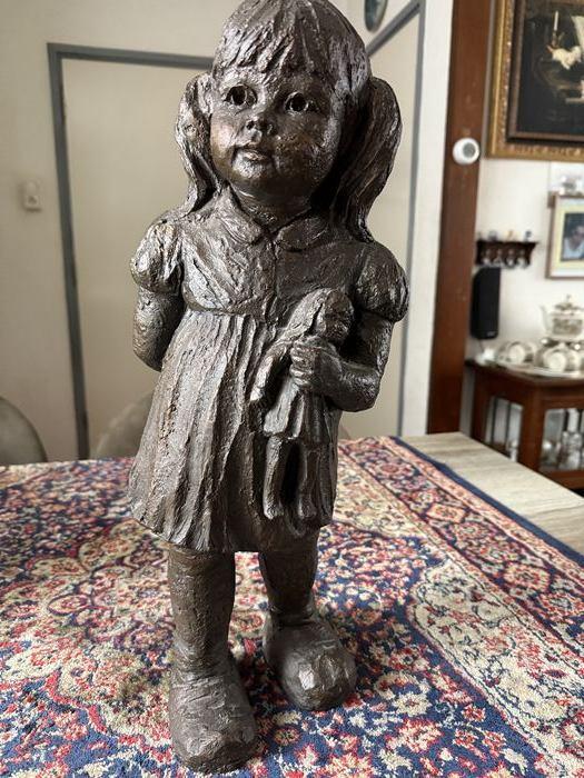 Sculptuur / Beeld van Geert Kunen. Meisje met Pop, uit 1978., Handgemaakt, Overige materialen, Beeld, Europa