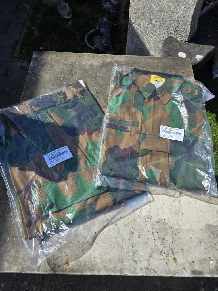Kl gvt jasje en broek jungle camo, Verzamelen, Militaria | Algemeen, Ophalen of Verzenden, Landmacht, Nederland, Kleding of Schoenen