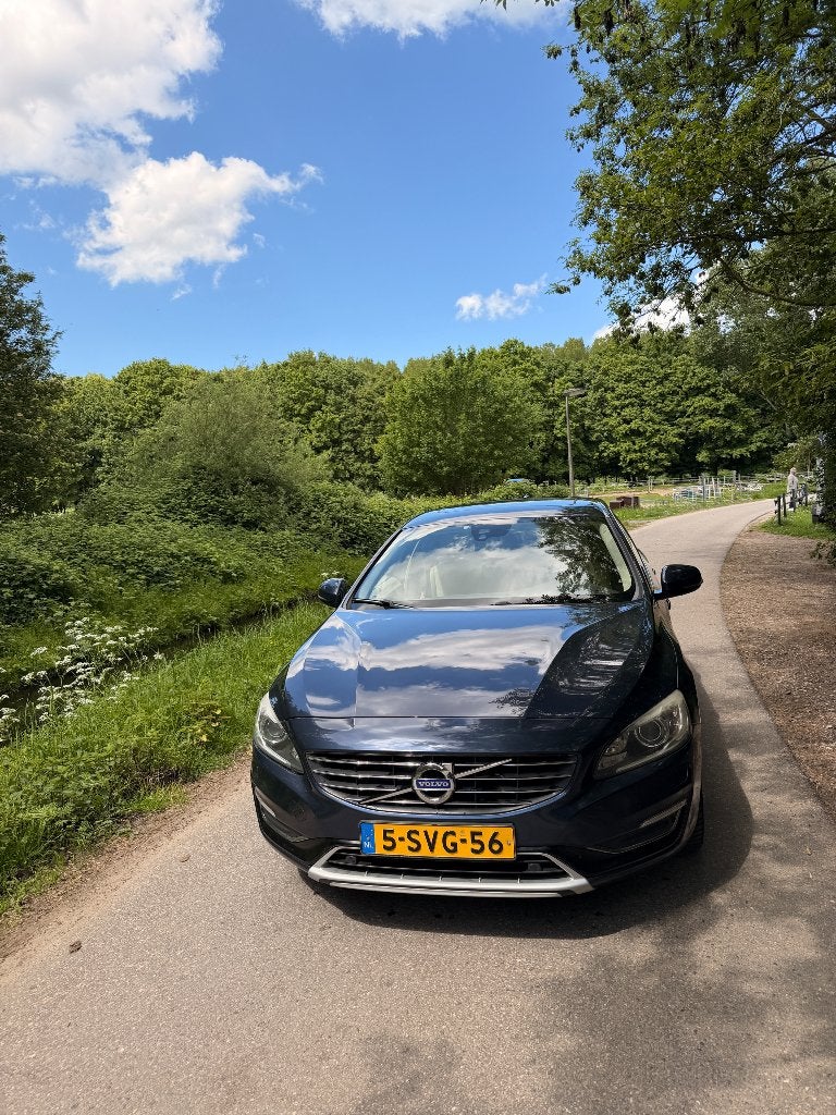 Volvo V60 D6 215pk Plug-in Hybrid 2013 Blauw, Auto's, 1849 kg, 1800 kg, Blauw, Navigatiesysteem