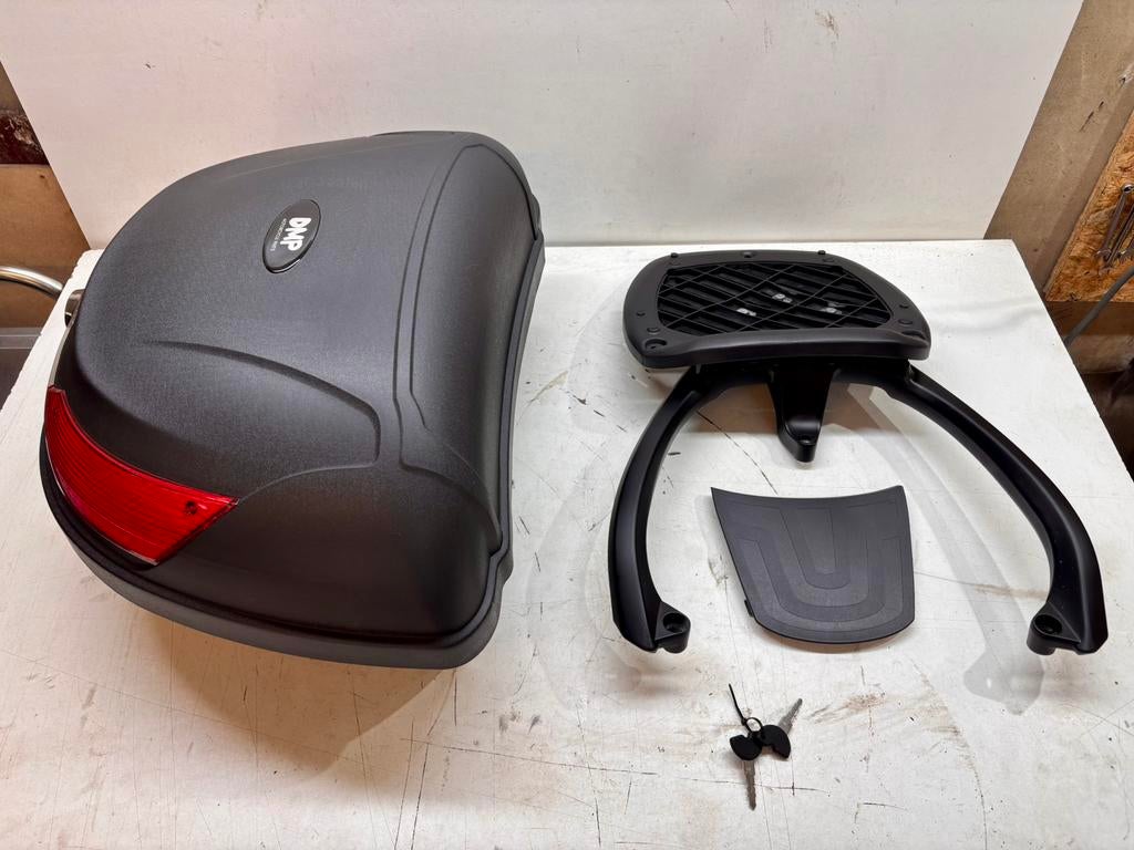 DMP Koffer met drager Sym Fiddle 4 2026 51Liter, Fietsen en Brommers, Brommeronderdelen | Scooters, Sym Fiddle 4, SYM, Overige typen