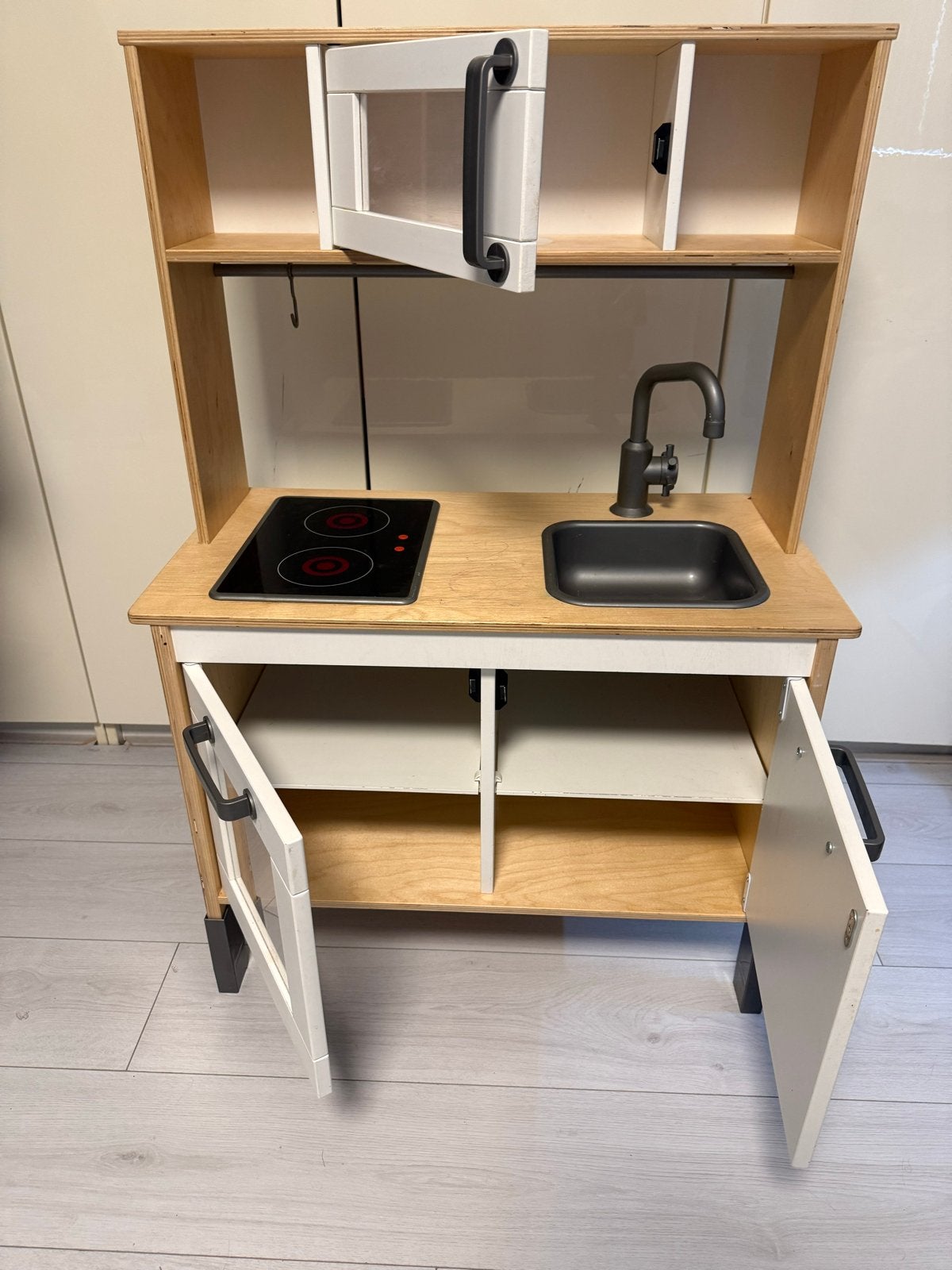 Houten speelkeuken met magnetron, kookplaat en kraan, Kinderen en Baby's, Speelgoed | Speelkeukens, Ophalen, Gebruikt, Hout, Speelkeuken