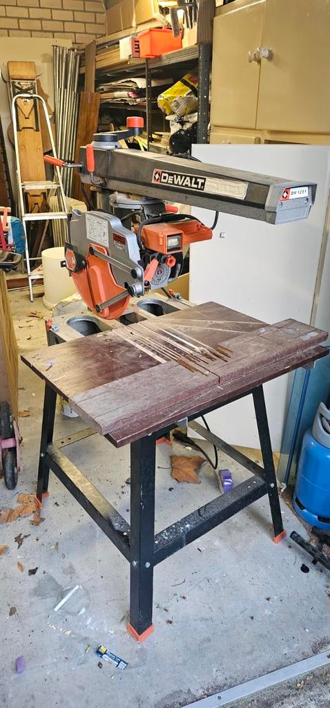 DeWalt DW1251 radiaalarmzaag met onderstel – werkt perfect, Doe-het-zelf en Verbouw, Gereedschap | Zaagmachines, Ophalen, 1200 watt of meer