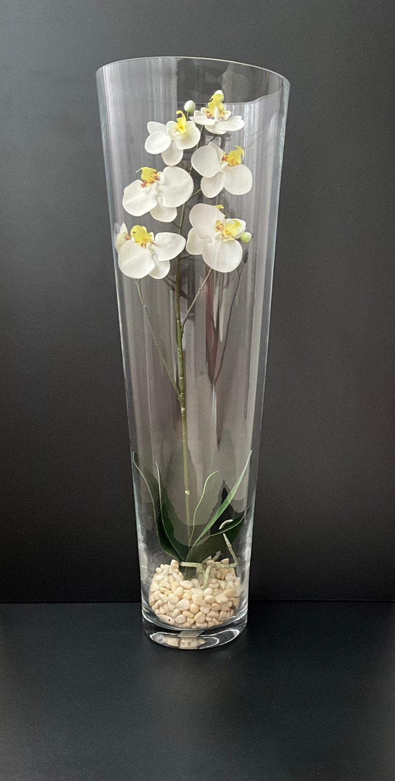 Cilindervaas van dik glas opgemaakt met witte orchidee, Huis en Inrichting, Woonaccessoires | Vazen, Ophalen, Transparant, 70 cm