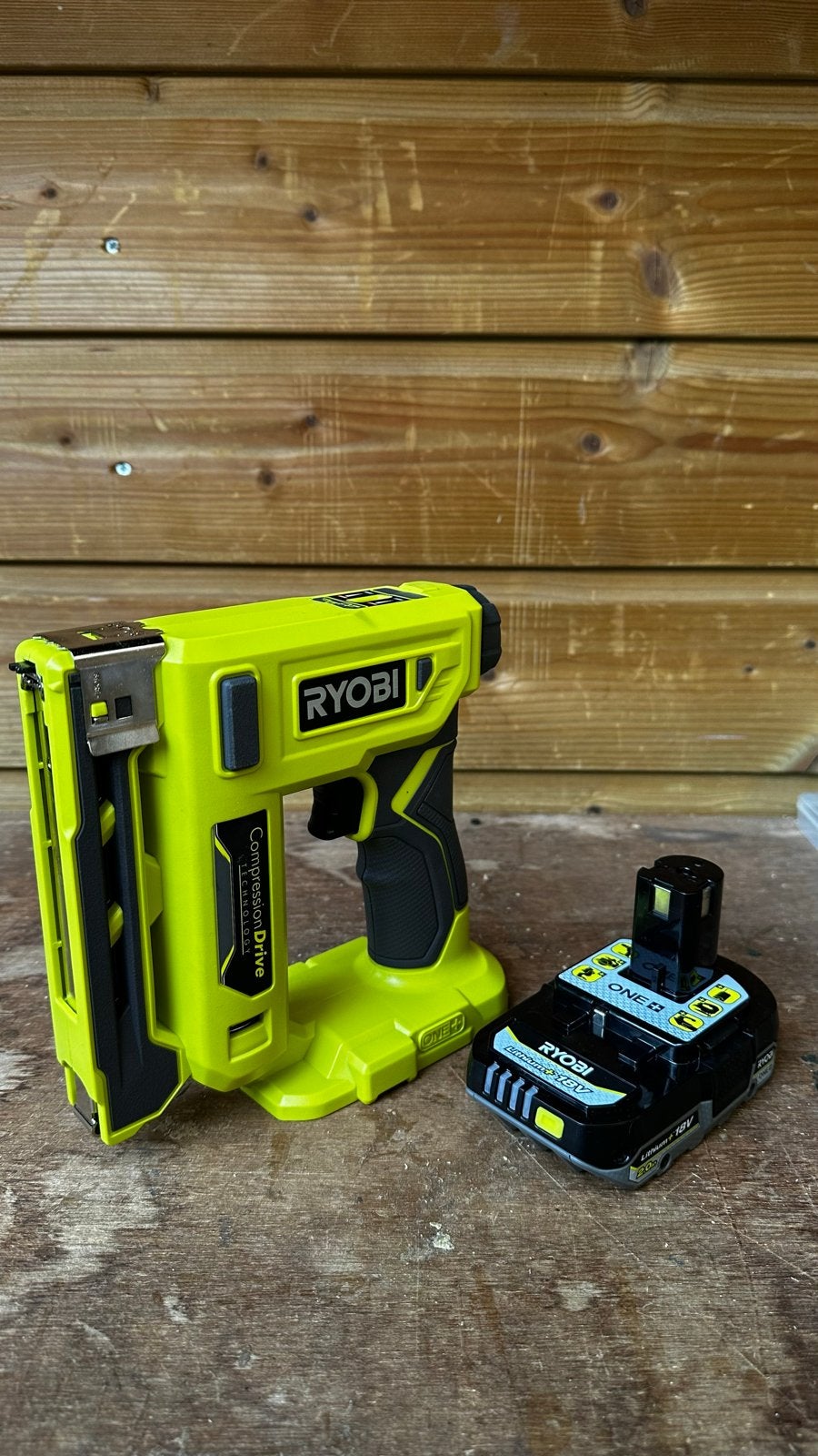 Ryobi R18ST50 tacker met 18V 2.0Ah accu, Ophalen of Verzenden, Gebruikt
