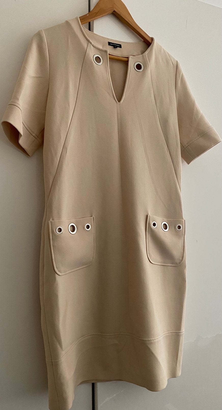 Caroline biss jurk, Beige, Ophalen of Verzenden, Zo goed als nieuw, Knielengte