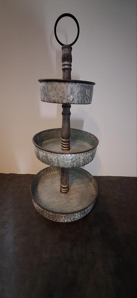 Decoratieve etagère met 3 schalen - Landelijke stijl, Huis en Inrichting, Woonaccessoires | Schalen en Manden, Zo goed als nieuw