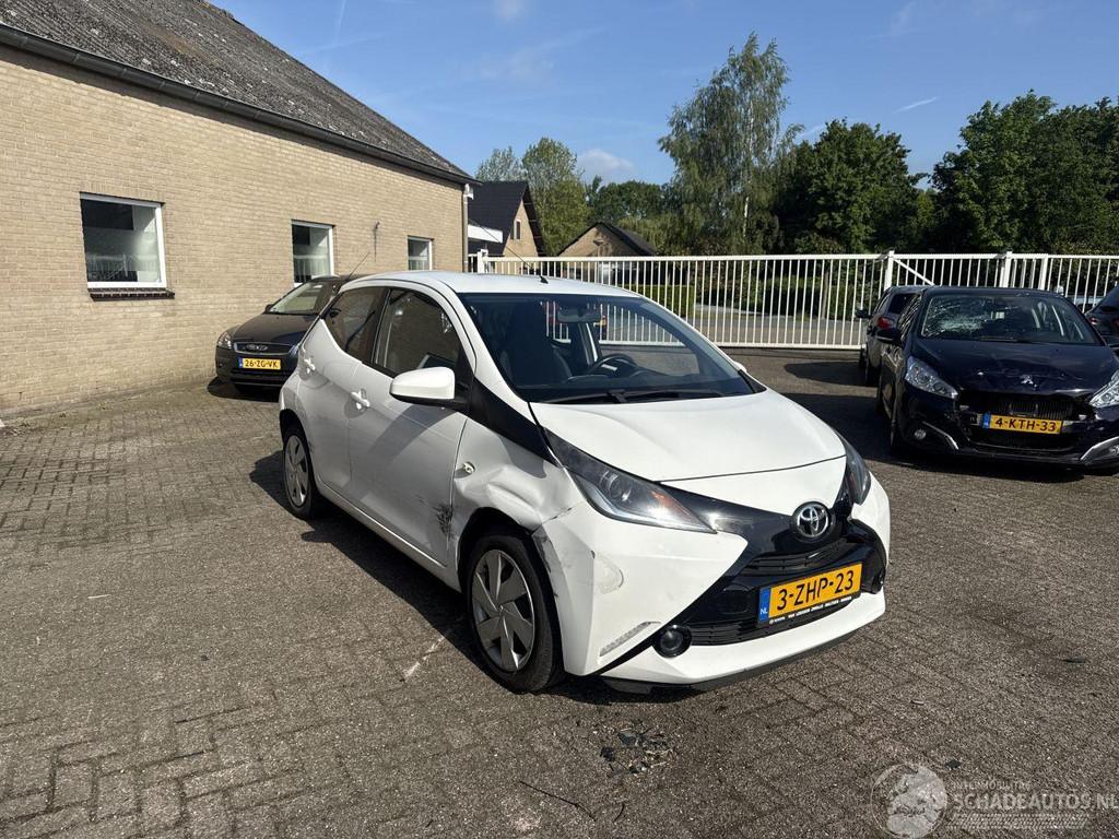 Toyota Aygo 1.0 VVT-i x-play (bj 2015), Auto diversen, Schadeauto's, Wit, Handgeschakeld, Toyota, 998 cc