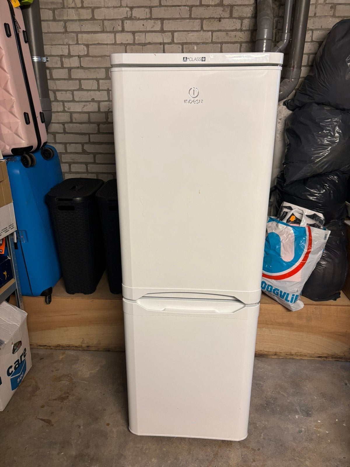 Koelkast met vriezer merk Indesit, Witgoed en Apparatuur, Koelkasten en IJskasten, Ophalen, Gebruikt, 200 liter of meer, Met aparte vriezer