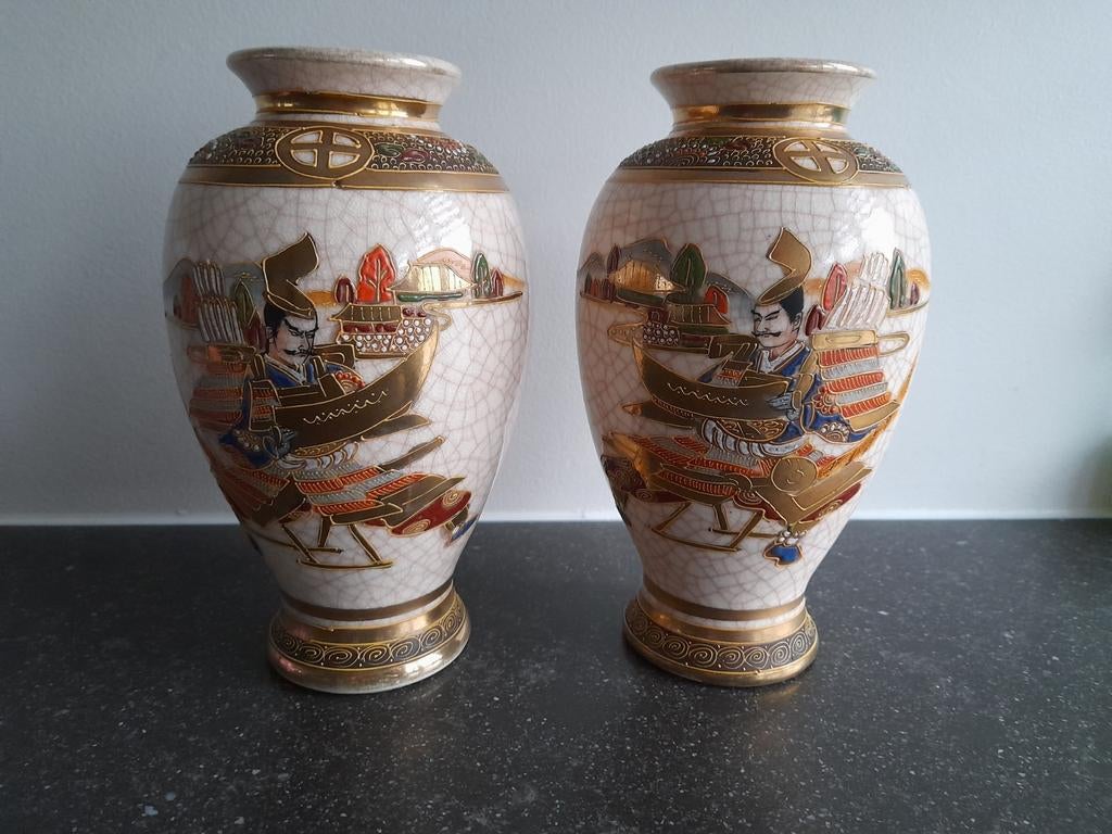 Twee Japanse satsuma vazen, Ophalen