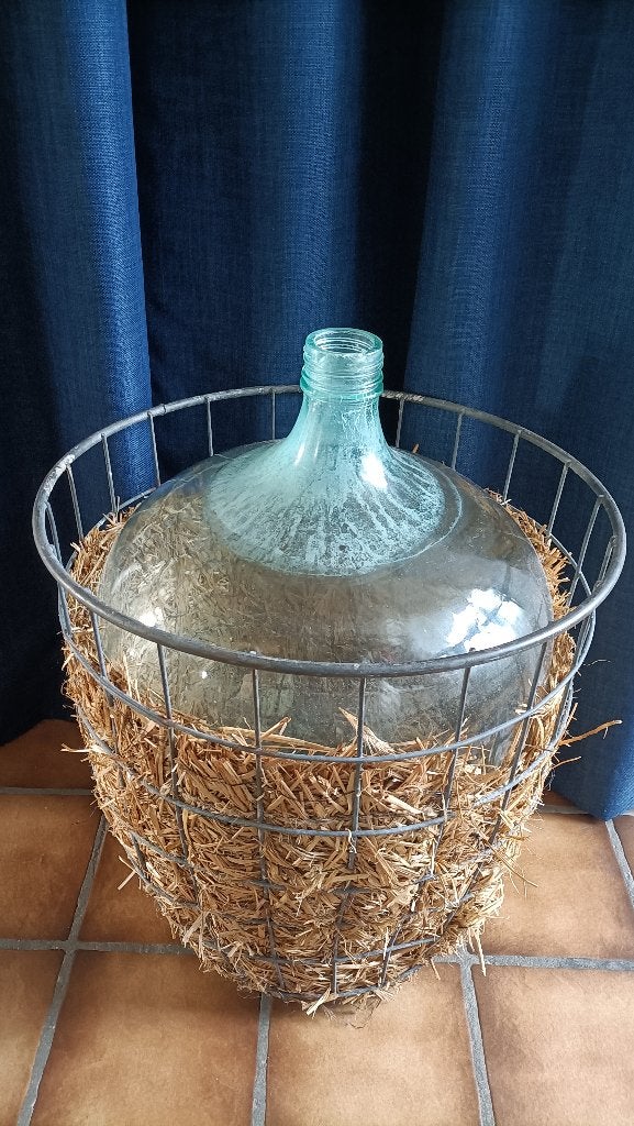 Brocante grote gistfles /wijnfles in ijzeren mand/korf. 70 L, Antiek en Kunst, Curiosa en Brocante, Ophalen of Verzenden