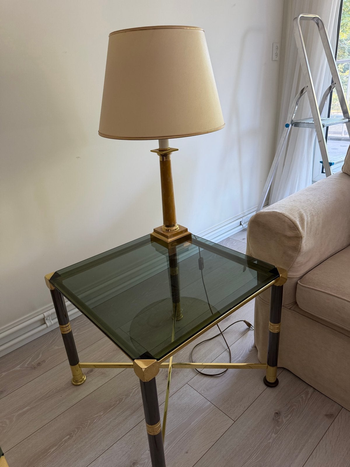 Bijzettafel met glasplaat en lamp, Huis en Inrichting, Tafels | Bijzettafels, Ophalen, Minder dan 55 cm, Gebruikt, Vierkant
