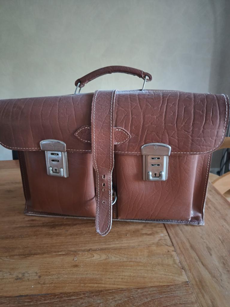 Vintage leren schooltas met klep en handvat, Sieraden, Tassen en Uiterlijk, Tassen | Schooltassen, Gebruikt, Bruin, Aktetas of Boekentas