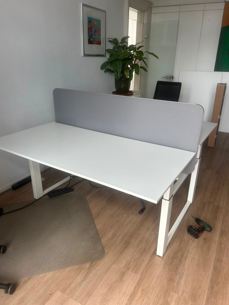 2 Sedus duo-bureaus voor kantoor – wit met grijze tussenwand, Ophalen, Gebruikt