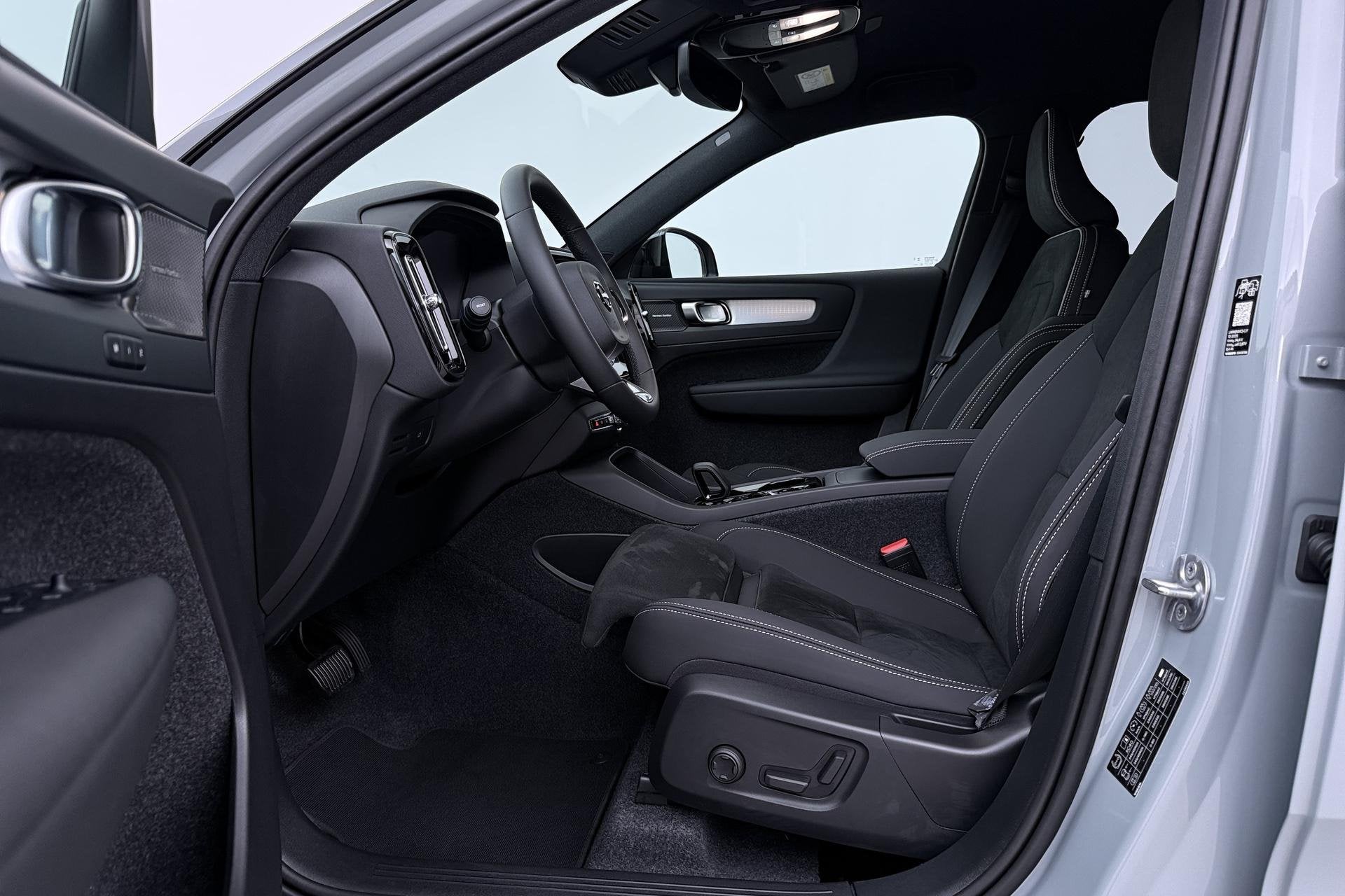 Volvo XC40 2.0 B3 Plus Black Edition | Harman/Kardon | 360°, Auto's, Euro 6, 4 cilinders, 1969 cc, Leder en Stof