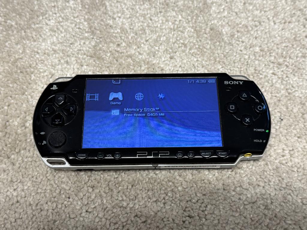 PSP 2004 TA-85 v1, Spelcomputers en Games, Spelcomputers | Sony PSP, Zo goed als nieuw, PSP Slim, Zwart, Ophalen of Verzenden