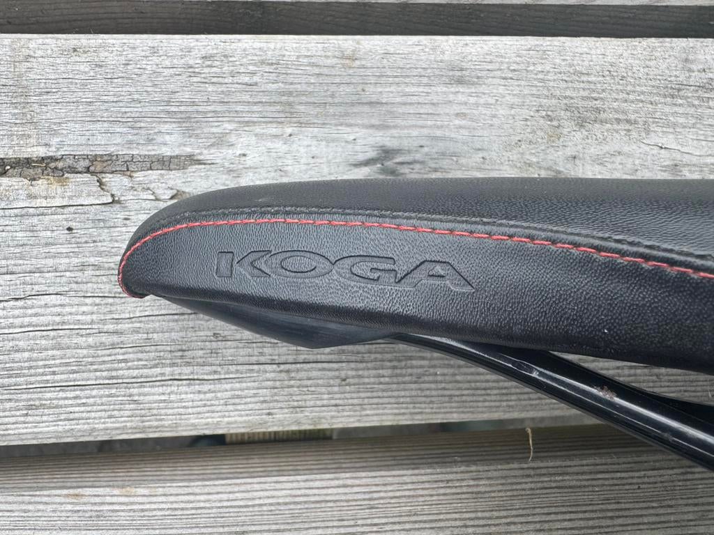 Origineel KOGA fietszadel zwart/rood zgan, Ophalen of Verzenden, Zo goed als nieuw, Stadsfiets, Zadel