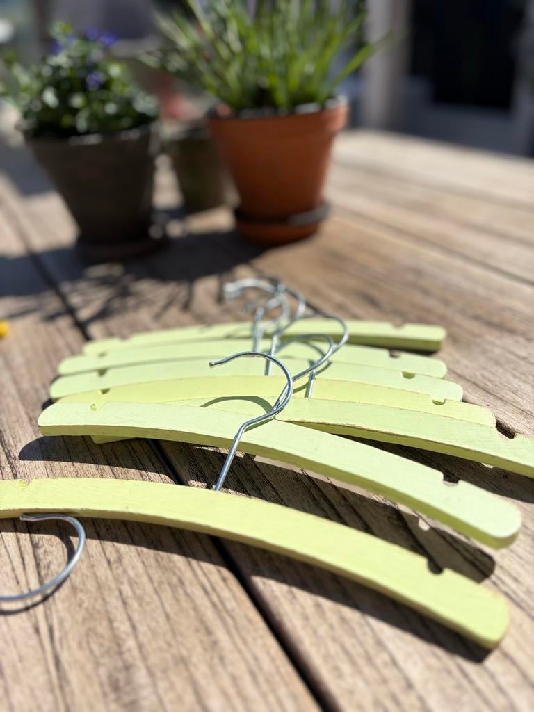 Gekleurde Houten baby kledinghangers - Diverse Kleuren, Ophalen of Verzenden, Gebruikt