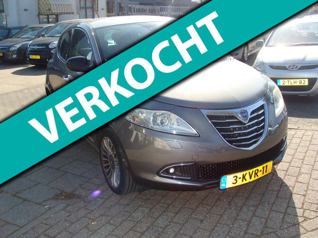 Lancia Ypsilon 0.9 TwinAir Platinum 5drs leer airco boekjes, Auto's, Lancia, Voorwielaandrijving, Euro 5, 86 pk, Leder