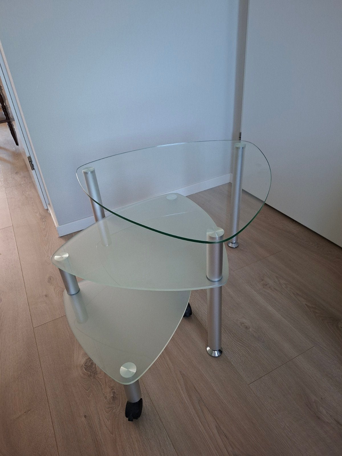Glazen bijzettafel met 3 niveaus en wieltjes, Huis en Inrichting, Tafels | Bijzettafels, Gebruikt, 55 tot 75 cm, Glas, Overige vormen