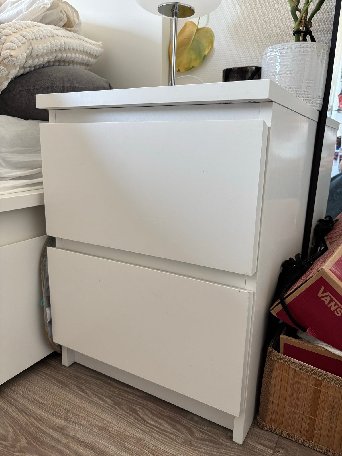 2x Nachtkastje wit Malm Ikea, Huis en Inrichting, Slaapkamer | Nachtkastjes, Ophalen, Gebruikt, 55 tot 70 cm, 45 tot 65 cm