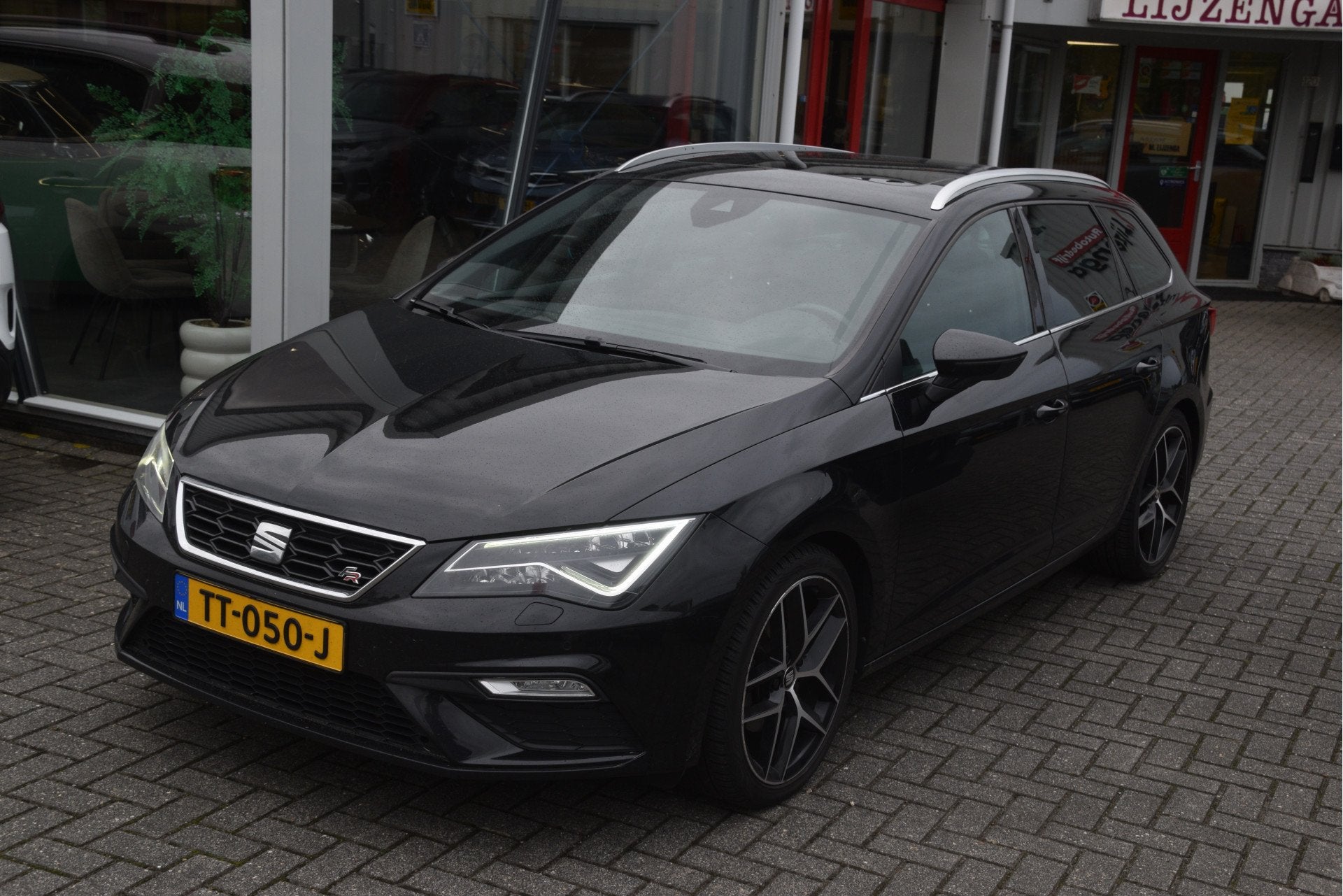 SEAT Leon ST 1.5 TSI FR Business Intense Carplay | Trekhaak, Auto's, 4 cilinders, Leder en Stof, Zwart, Origineel Nederlands