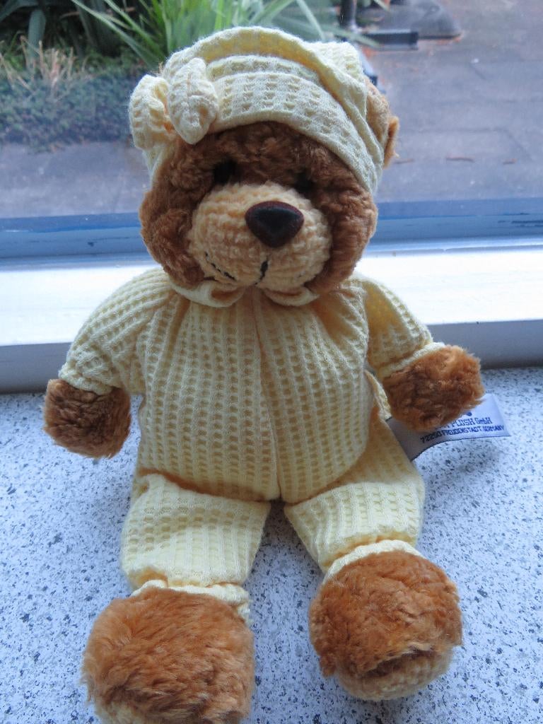 Beer merk A& PLUSH geel pakje met slaapmuts, Beer, Wasbaar, Ophalen of Verzenden, Zo goed als nieuw