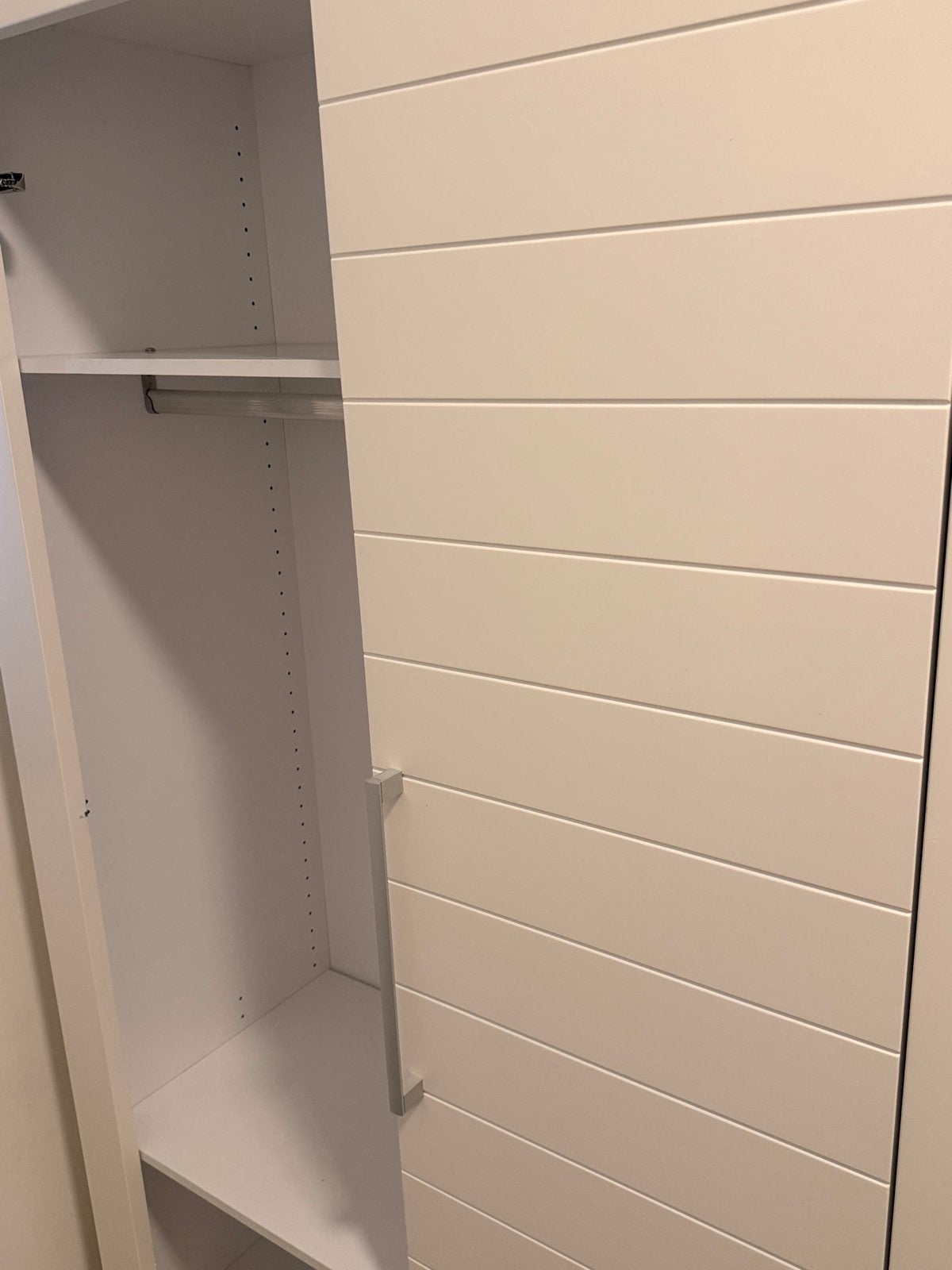 Witte kledingkast met schuifdeuren en hangruimte, Ophalen, Gebruikt, 100 tot 150 cm, 200 cm of meer