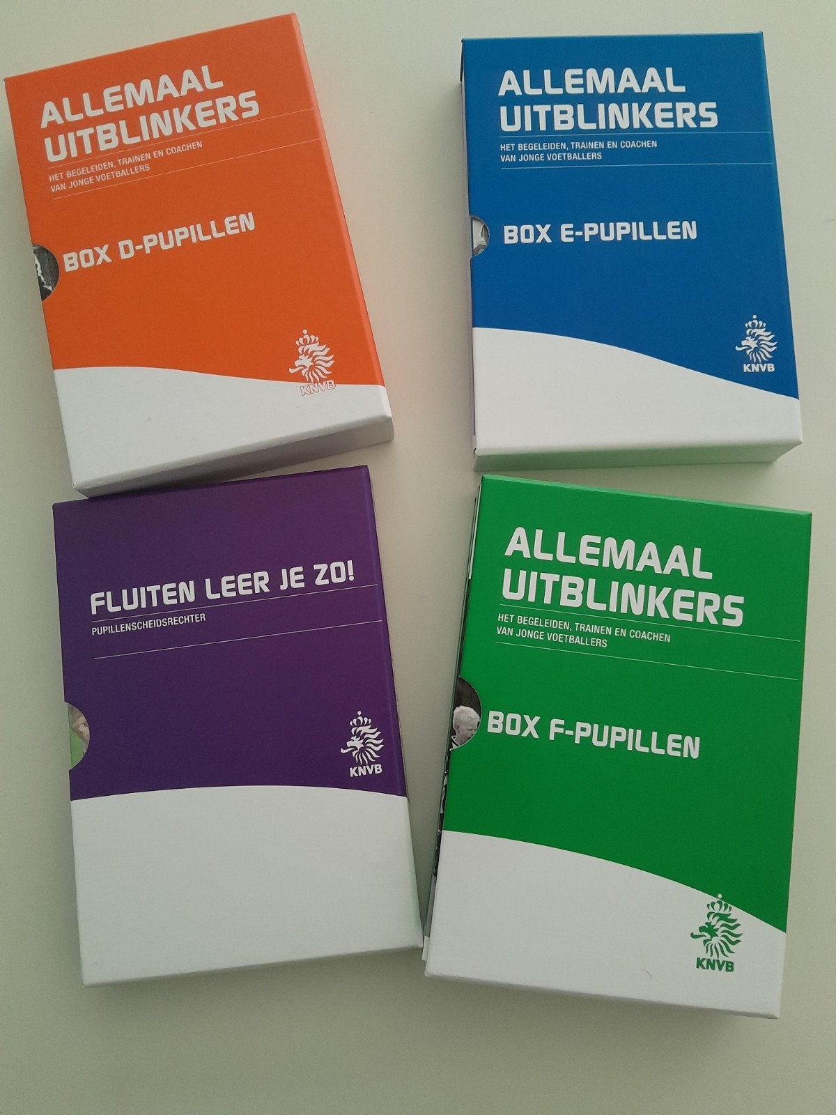 KNVB Allemaal Uitblinkers & Fluiten Leer Je Zo! (4 boxen), Boeken, Ophalen, Nieuw, Overige niveaus, KNVB