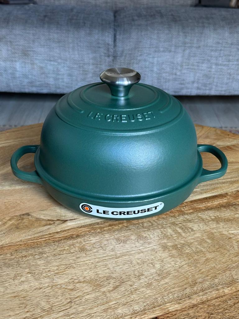 Le Creuset gietijzeren broodpan 24 cm – Forêt, Huis en Inrichting, Keuken | Potten en Pannen, Nieuw, Koekenpan of Braadpan, Gietijzer