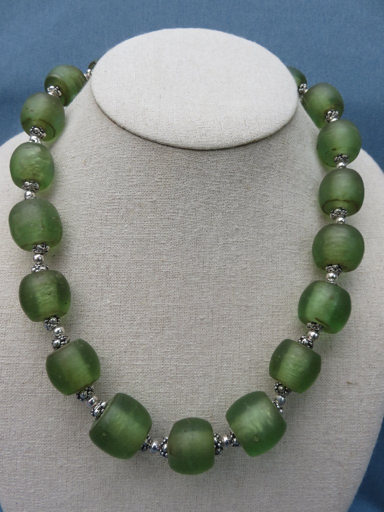 Slaven glas halsketting met groene kralen - 19e - 20e eeuw, Ophalen of Verzenden, Overige materialen, Ketting