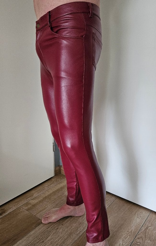 PU immitatie leer maat M heren broek rood  strak, Ophalen of Verzenden, Zo goed als nieuw, Maat 48/50 (M), Rood