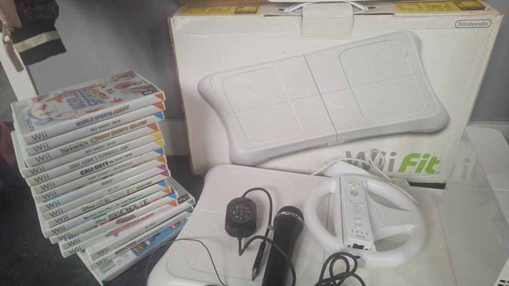 Wii compleet met 17 spelletjes, 3 spelers of meer, Ophalen of Verzenden, Sport, Vanaf 3 jaar
