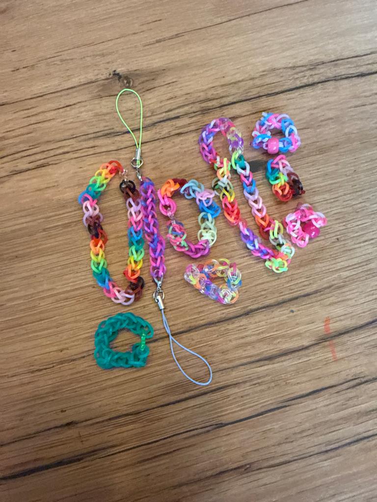 Loom band armbandjes en sleutelhangers, diverse kleuren, Ophalen of Verzenden, Zo goed als nieuw