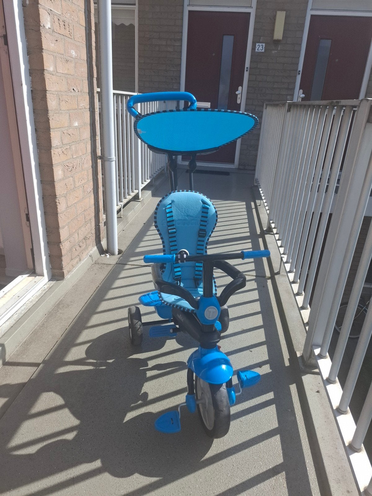 Blauwe driewieler met duwstang en zonnekap, Fietsen en Brommers, Fietsen | Driewielers, Ophalen, Terugtraprem, Onbekend, Zo goed als nieuw