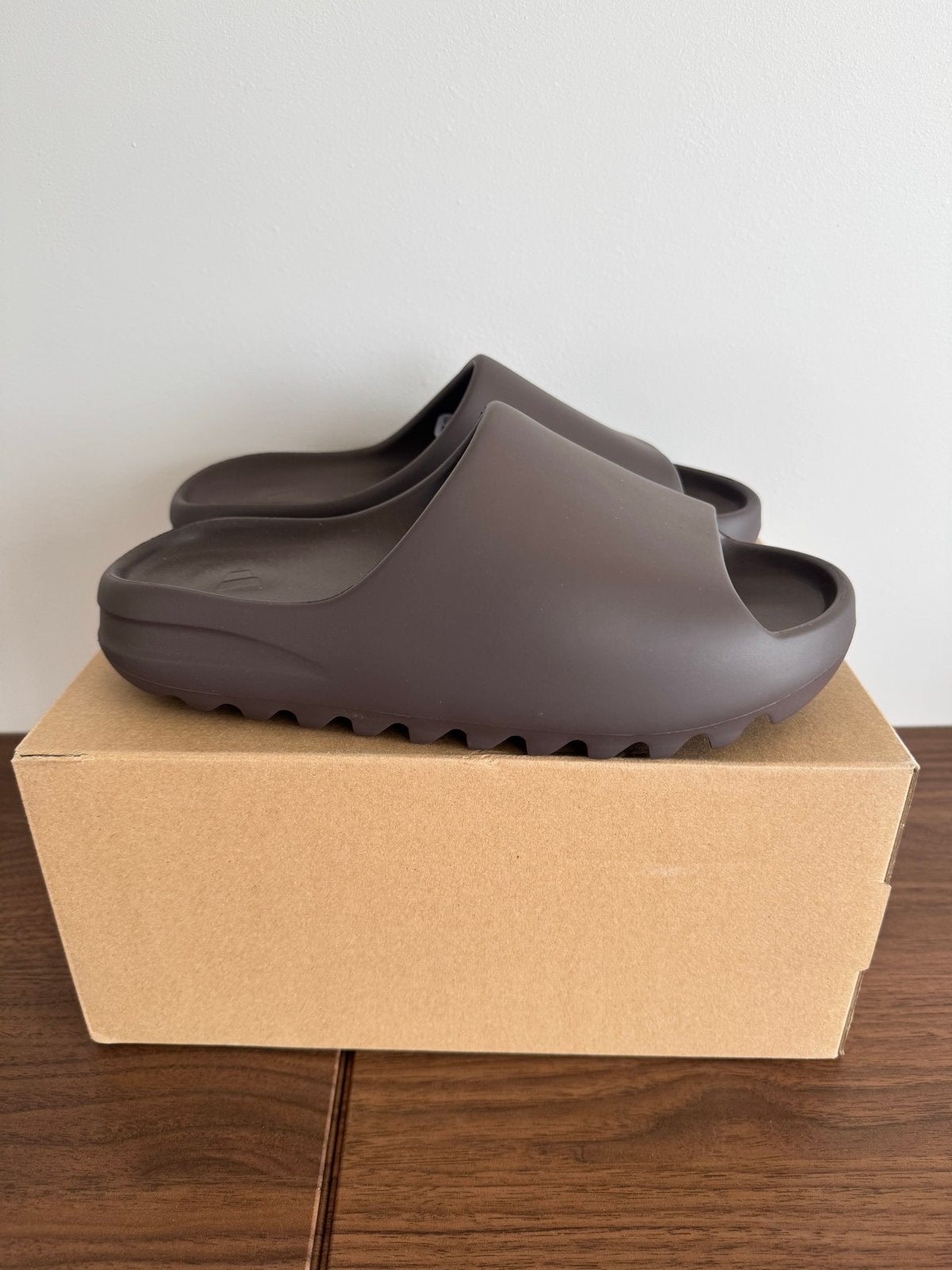 Yeezy Slide Soot - Maat 43 - Nieuw met bon, Ophalen of Verzenden, Nieuw, Bruin, Slippers