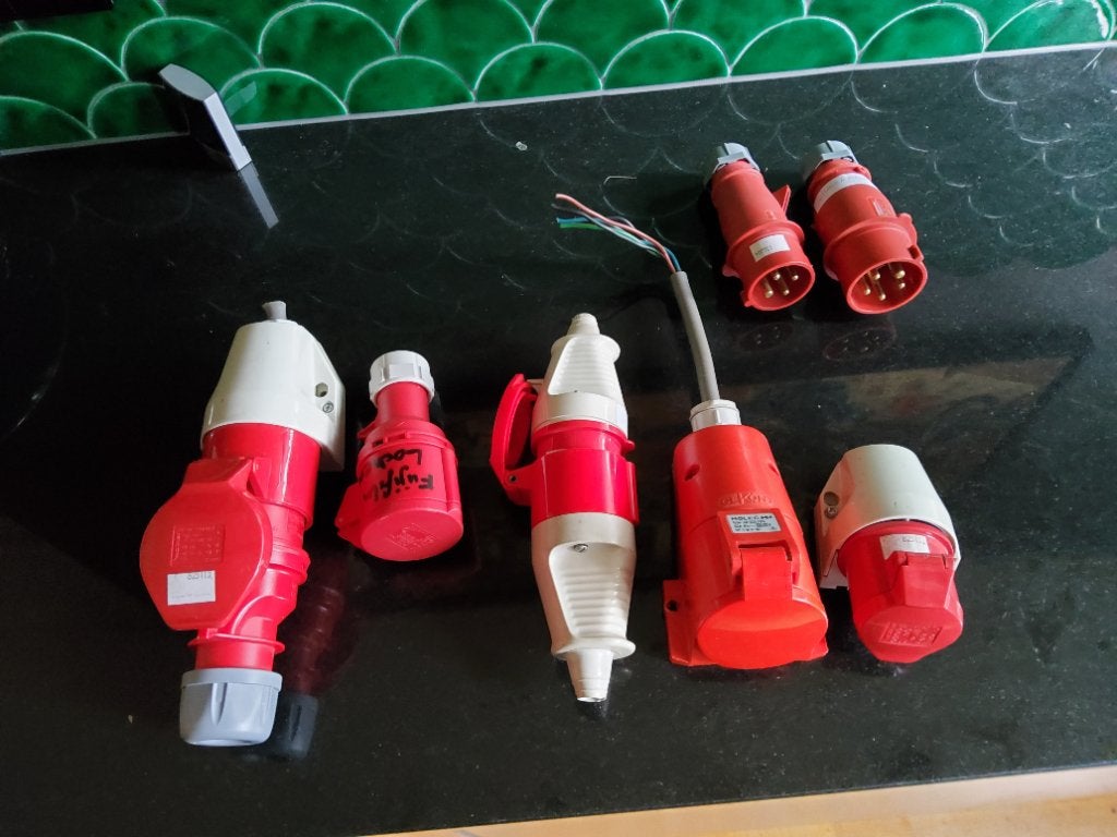 9 x CEE 4 en 5p stekker, contra en 3P CEE wandcontactdoos, Ophalen of Verzenden, Zo goed als nieuw, Stekker