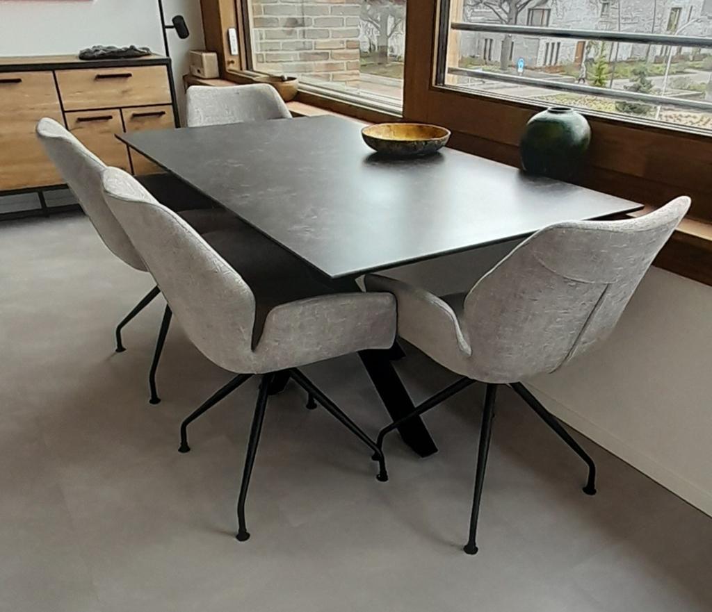 Hele mooie eettafel met zwart composieten blad, Huis en Inrichting, Tafels | Eettafels, Ophalen