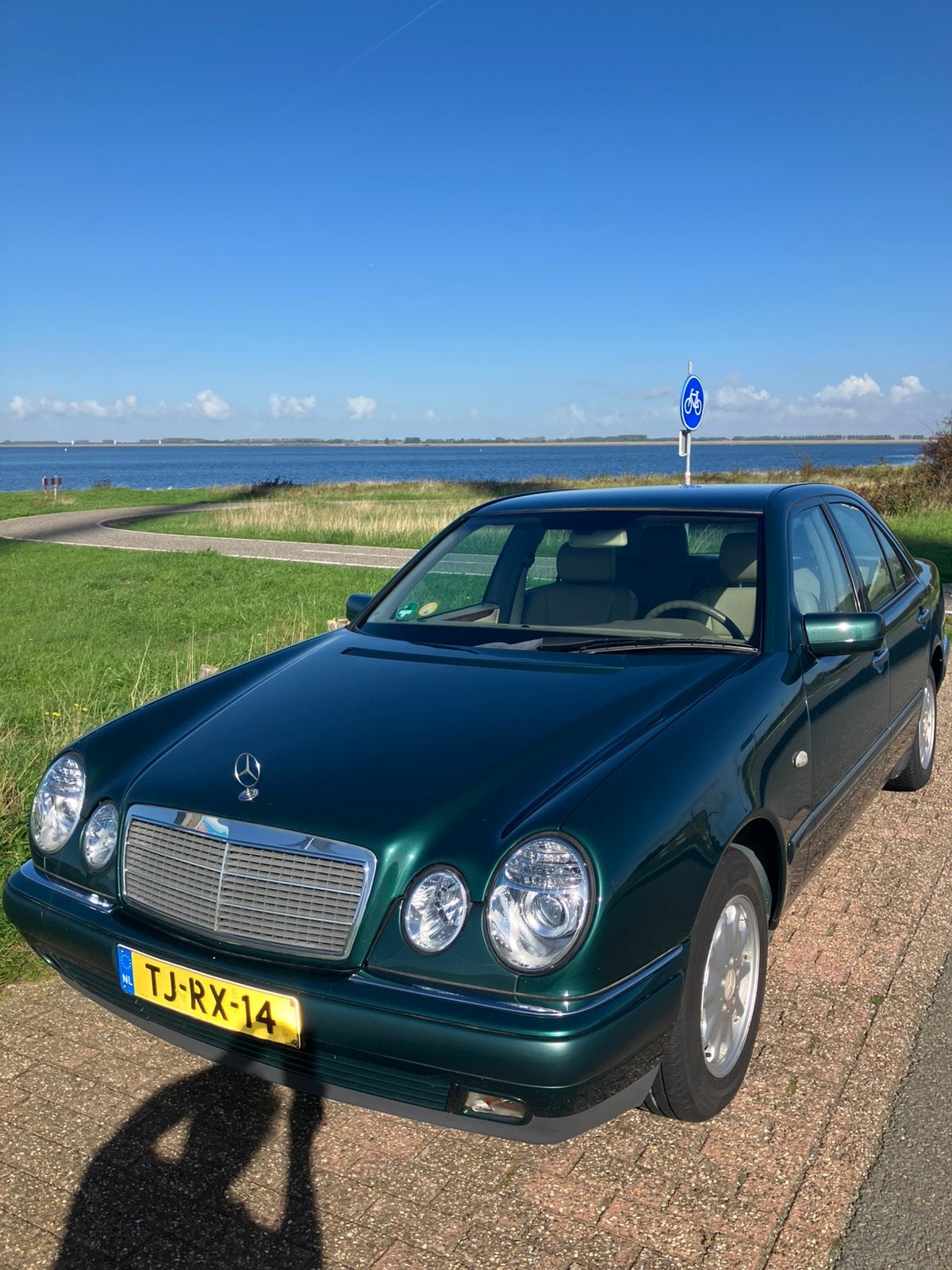 Mercedes-Benz E-Klasse 2.4 E240 Sedan Elegance AUT 1998, Auto's, Automaat, Achterwielaandrijving, Beige, Particulier