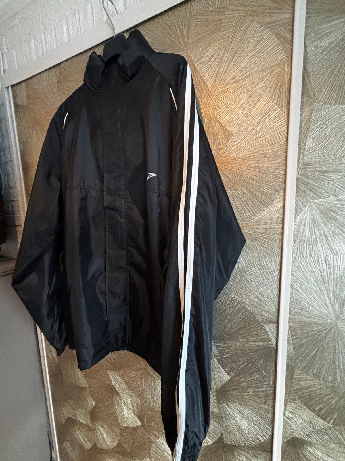 Zwarte Speedo regenjas met witte strepen, Maat 48/50 (M), Zwart, Ophalen of Verzenden, Hardlopen of Fietsen