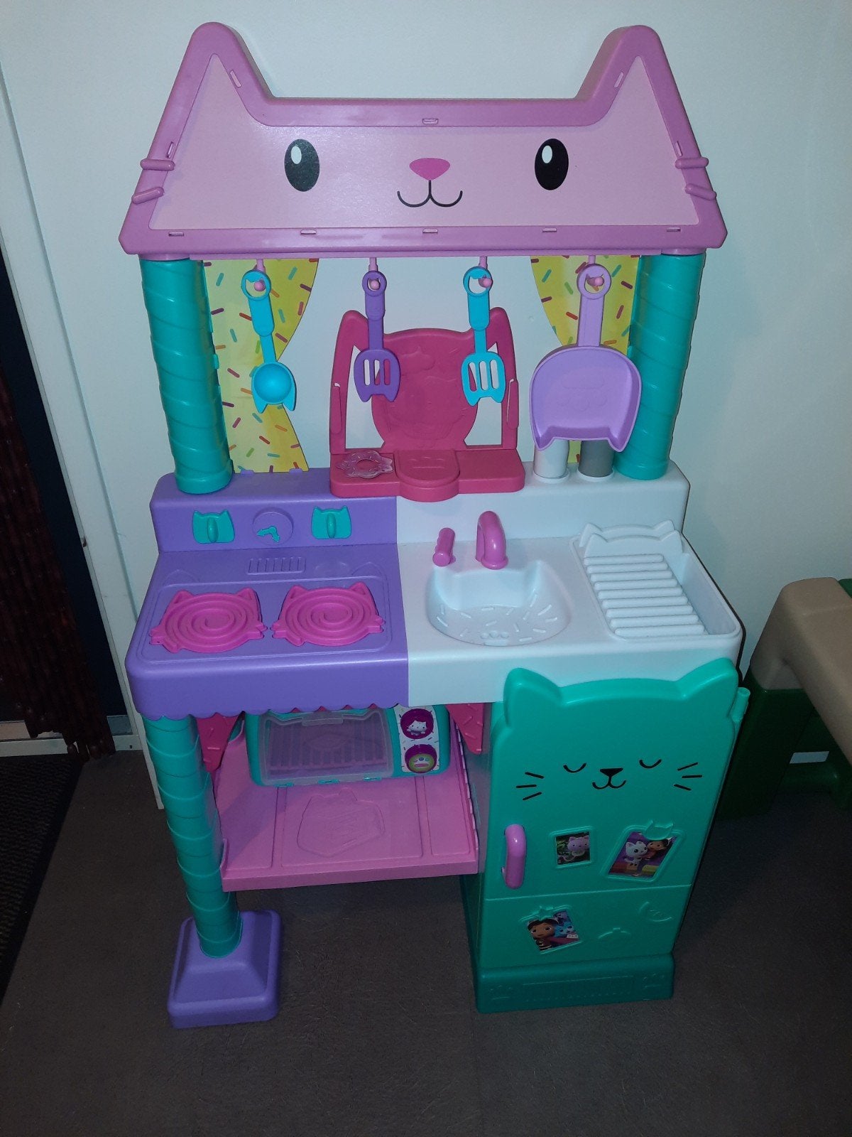 Gabby's Dollhouse keukentje, Ophalen