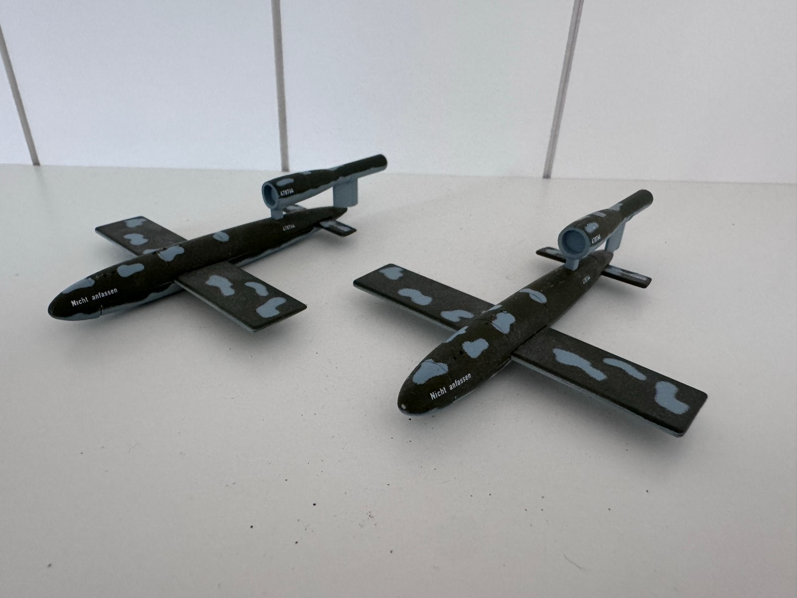 2x V1 Vliegende Bom Modelvliegtuig - Militair Schaamodel, Overige merken, 1:72 tot 1:144, Gebruikt, Ophalen of Verzenden