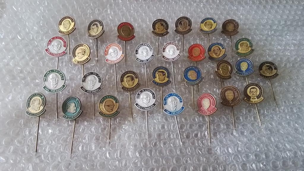 31 verschillende speldjes ministers en minister-presidenten, Verzamelen, Speldjes, Pins en Buttons, Ophalen of Verzenden, Zo goed als nieuw