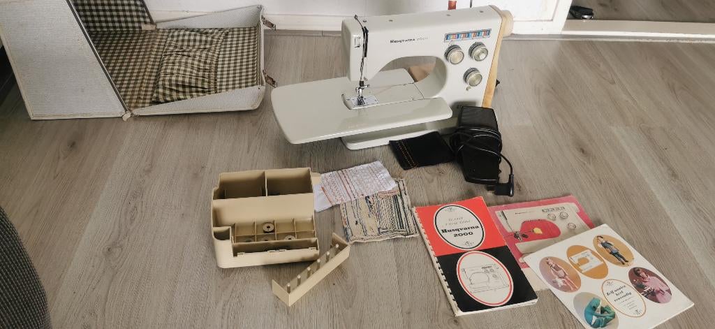 Naaimachine Husqvarna 2000  6020, Hobby en Vrije tijd, Naaimachines en Toebehoren, Ophalen of Verzenden, Zo goed als nieuw, Naaimachine