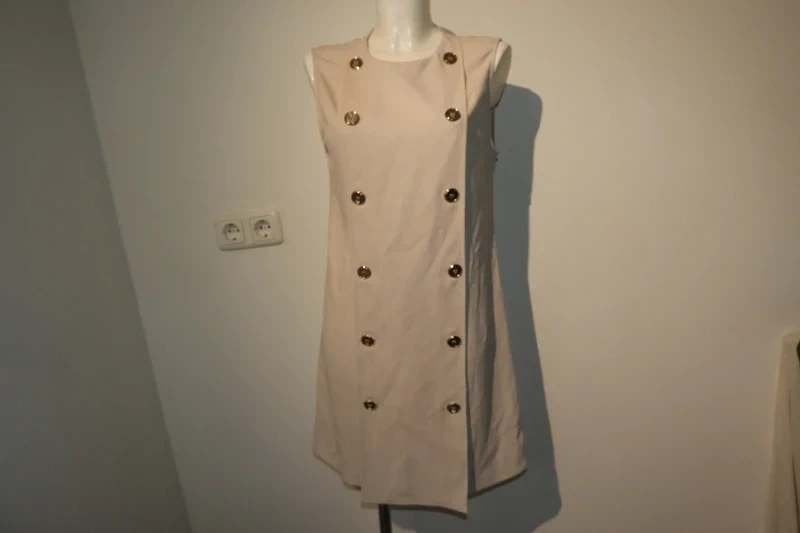 Elisabetta Franchi licht roze jurk sier lijst knopen logoI44, Kleding | Dames, Maat 38/40 (M), Overige kleuren, Gedragen, Boven de knie