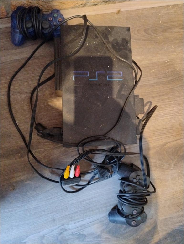 PlayStation 2 (PS2) Phat model met 2 controllers, Spelcomputers en Games, Spelcomputers | Sony PlayStation 2, Gebruikt, Phat, Zwart