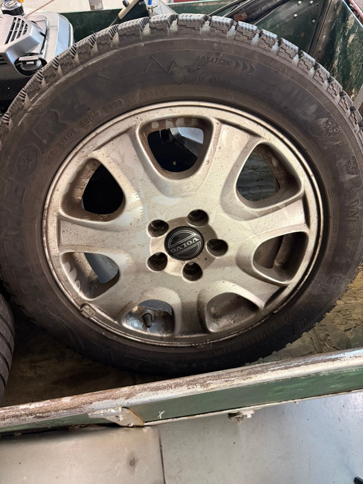 Volvo 16 inch velgen met winterbanden, Ophalen, Gebruikt