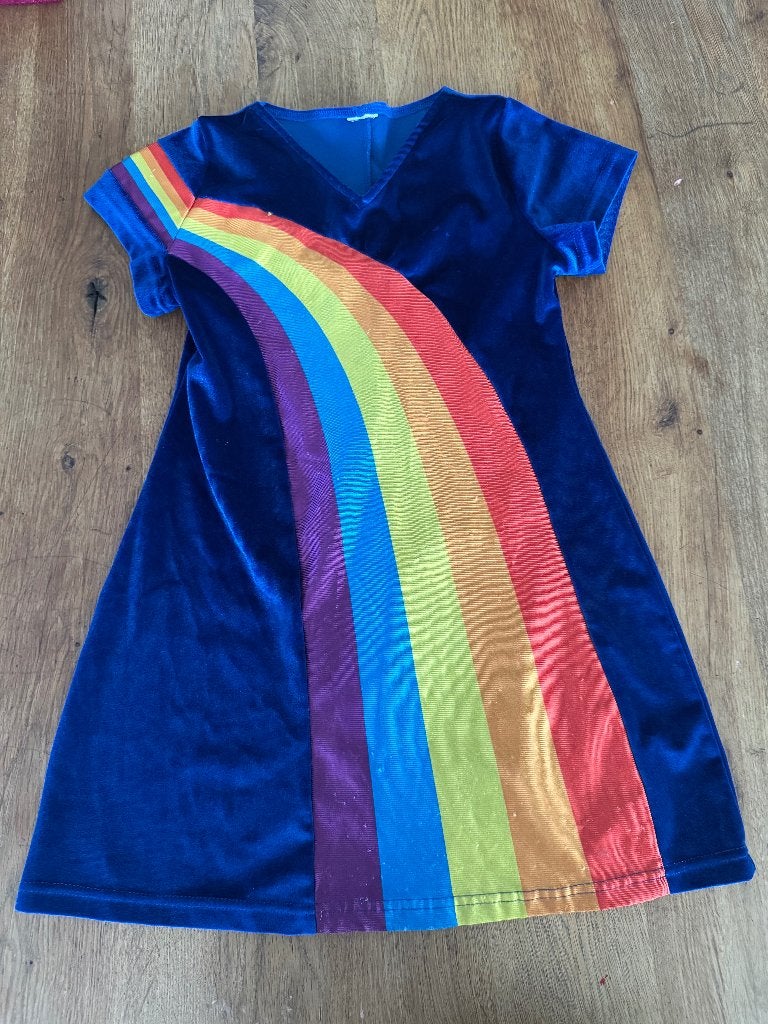 Blauwe fluwelen jurk met regenboogprint, Ophalen, Gebruikt, 104 of kleiner, Meisje