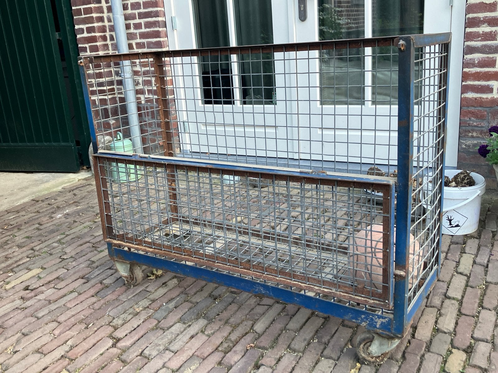 Stevige metalen rolcontainer met gaaswanden, Ophalen