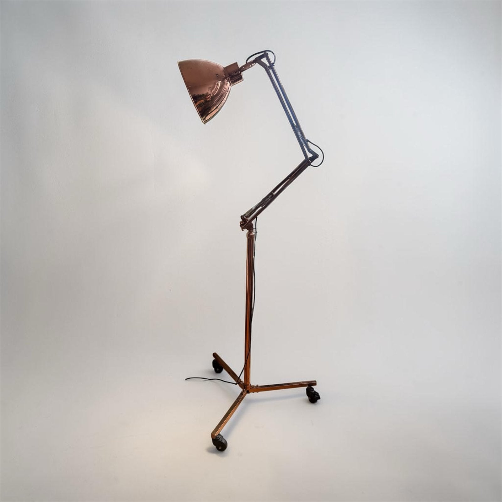 Koperen vloerlamp met schaararm en wielen, Ophalen