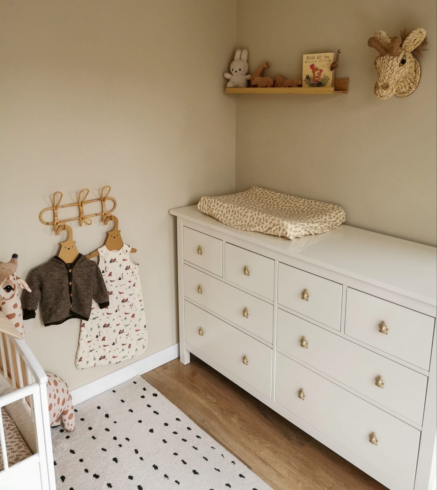 IKEA Hemnes Kast met Unieke Schildpad Gouden Knoppen, Ophalen, 150 tot 200 cm, Zo goed als nieuw, Met lade(s)